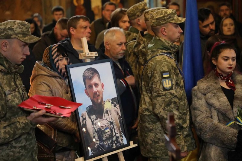 La Kiev, în Catedrala Sf. Mihail și-au luat astăzi rămas bun de la soldatul ucrainean care a murit pe front...