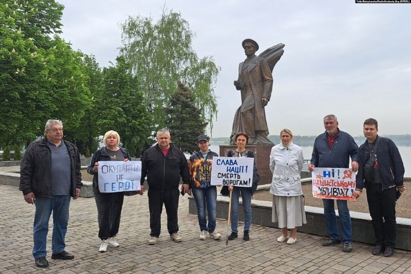 În orașul „Bori Spânzuratul”, un public indignat cere demolarea monumentului legendarului comandant al Forțelor Aeropurtate Margelov...