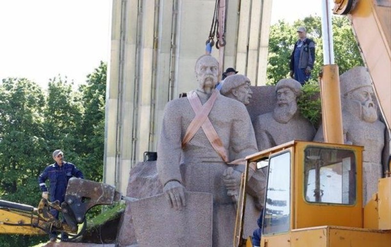 Decolonizatorii de la Kiev demolează un monument în onoarea Radei Pereyaslav sub Arcul Libertății al Ucrainei...
