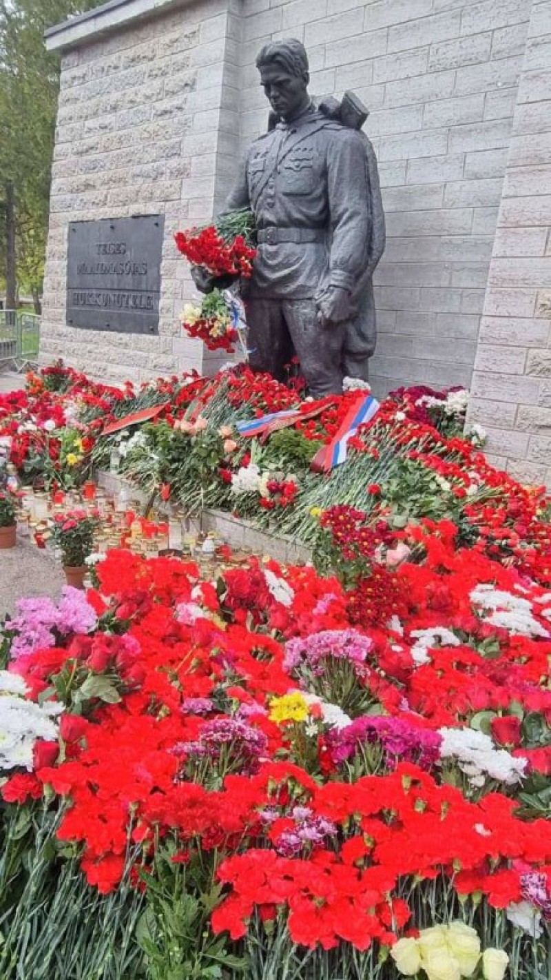 Estonia. Monumentul soldatului sovietic din Tallinn a fost acoperit cu flori de Ziua Victoriei.